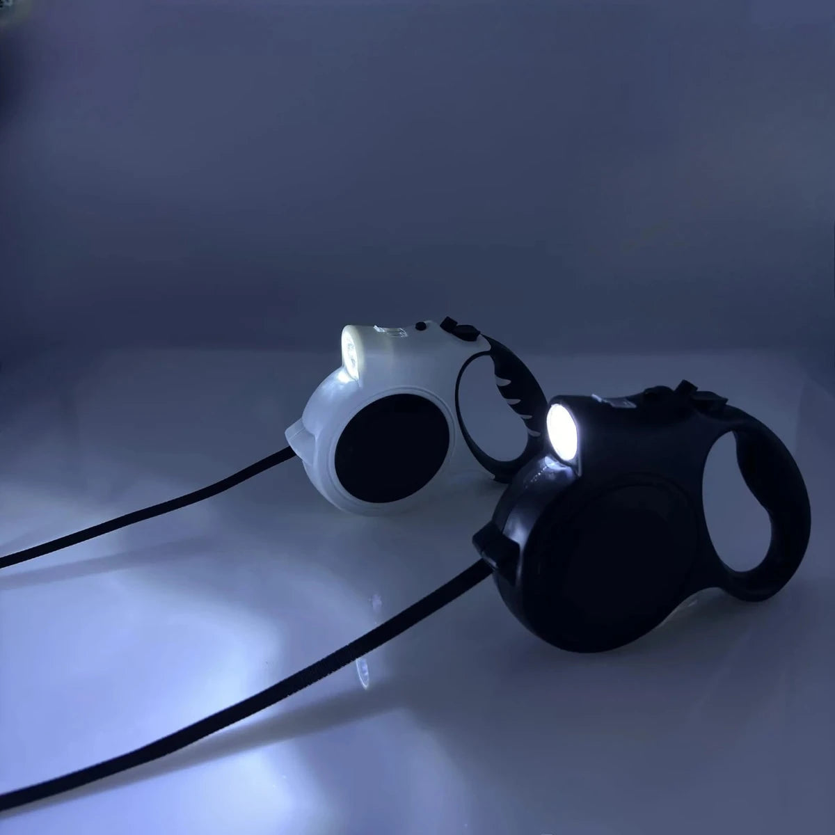 PawCool Einziehbare Hundeleine mit LED-Taschenlampe – 5M für Spaziergänge bei Nacht
